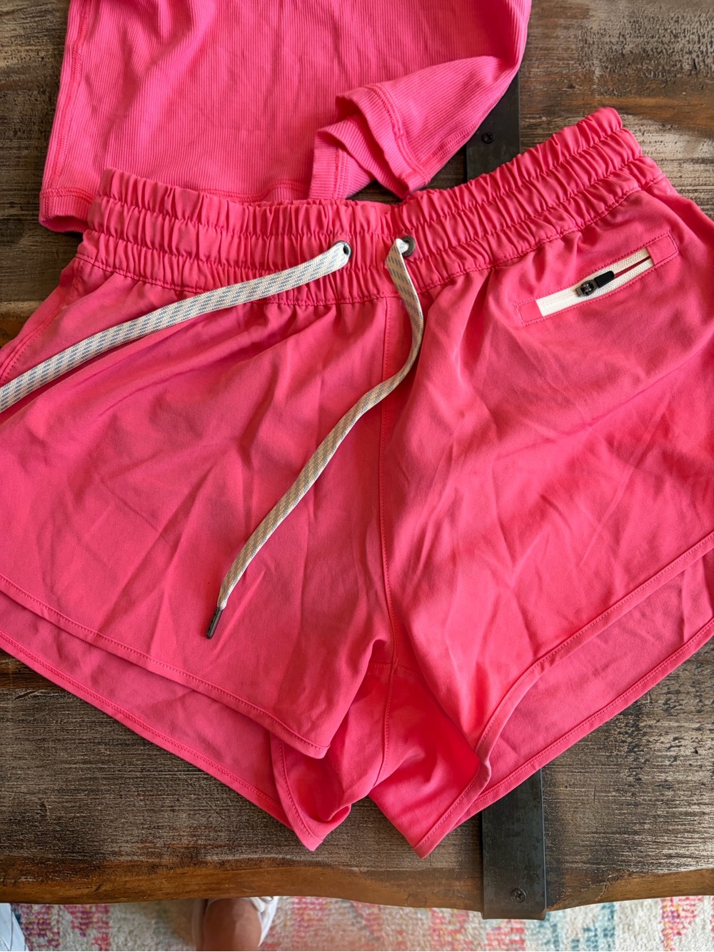 Vuori Pink Women’s Athletic Shorts and matching tank sz xs - Picture 5 of 5